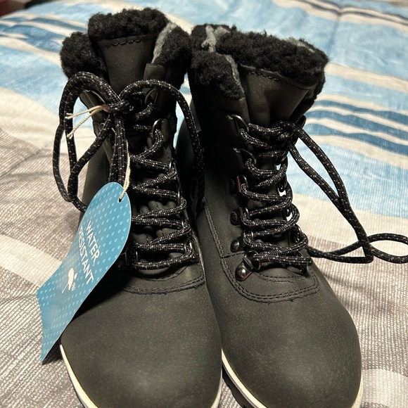 New with tags jbu water resistant boots - Picture 1 of 5